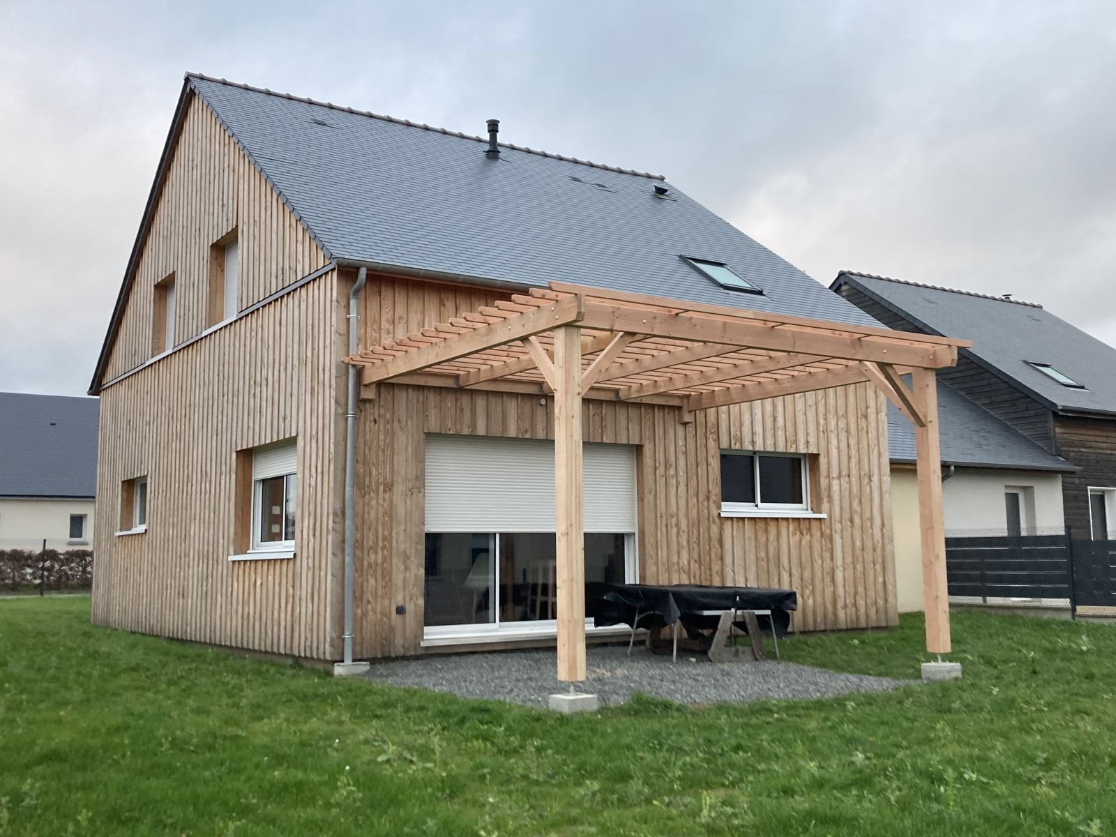 Construction Maison Ossature Bois avec une pergola