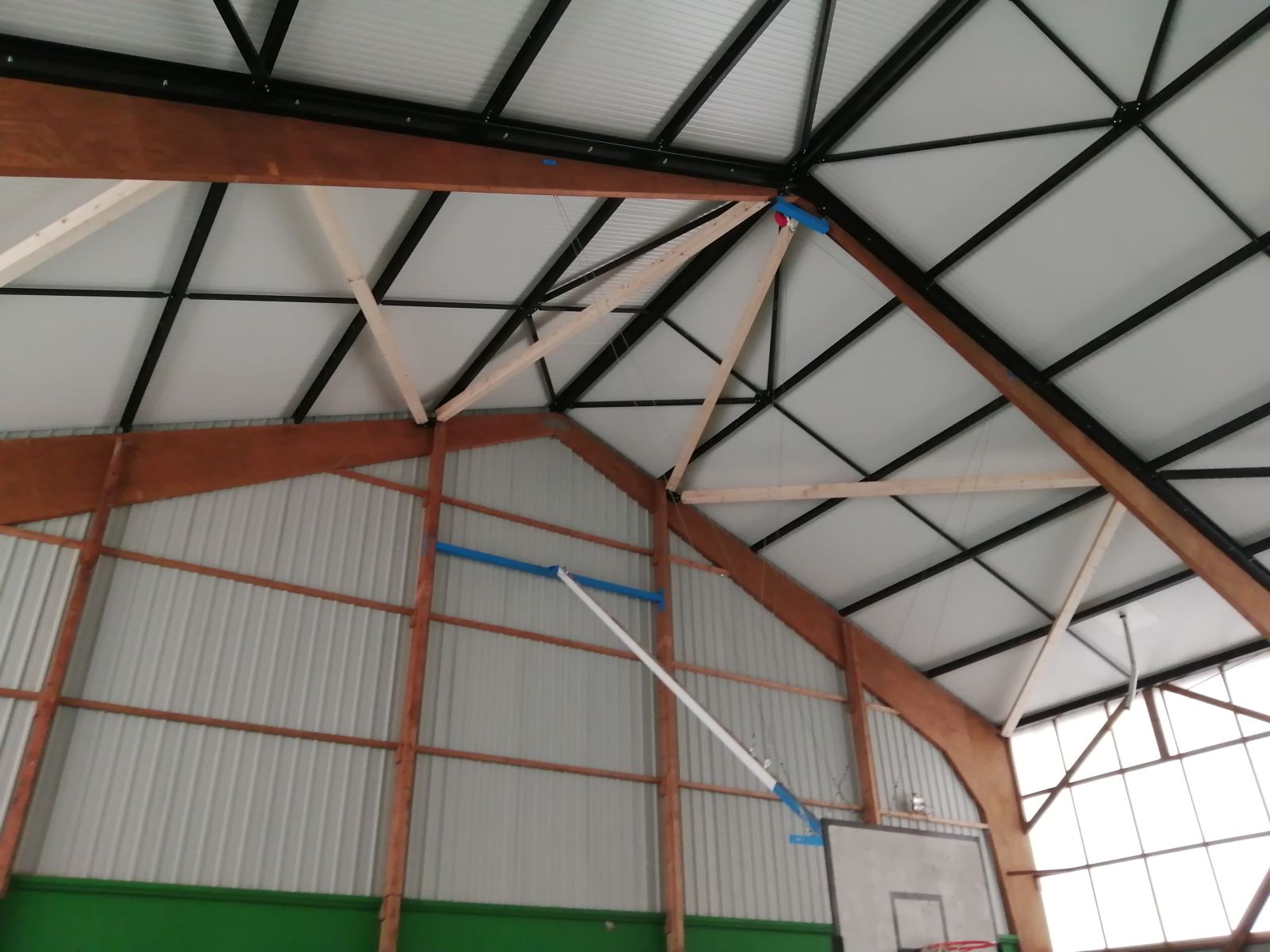 Charpente bois métal d'un gymnase