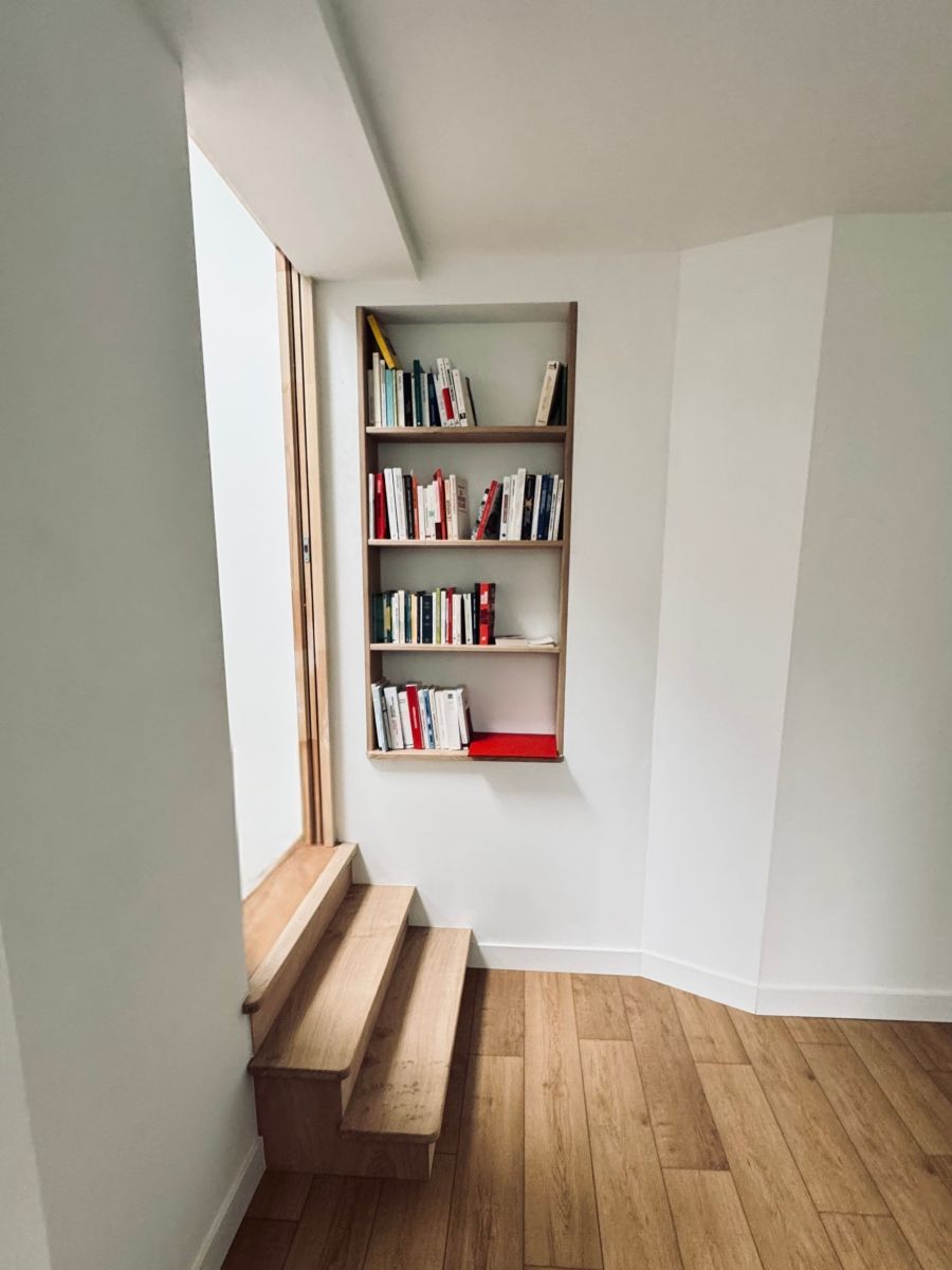 Menuiserie intérieure - renfoncement pour livre et escalier