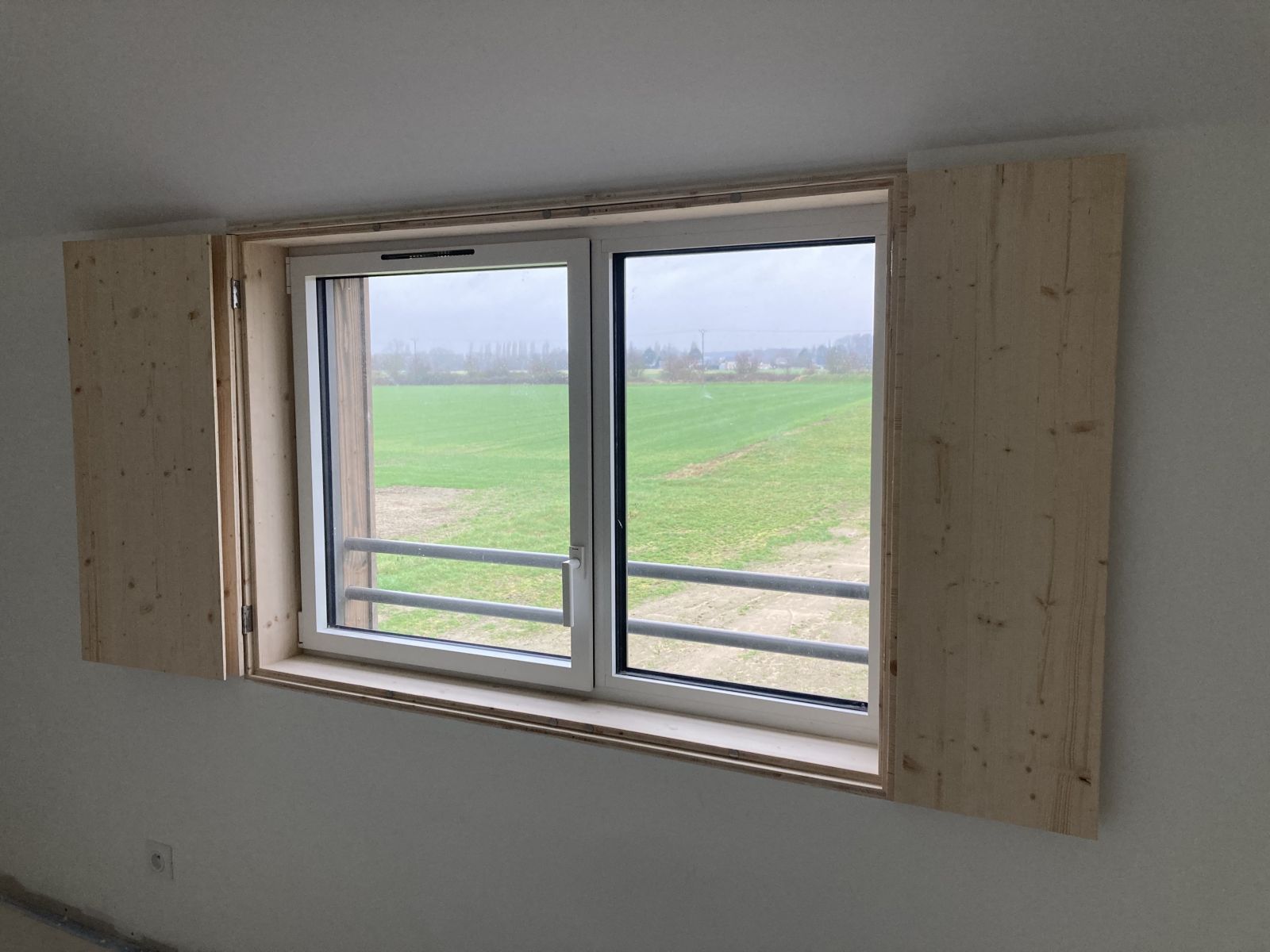 Menuiserie intérieure - volets en bois ouverts