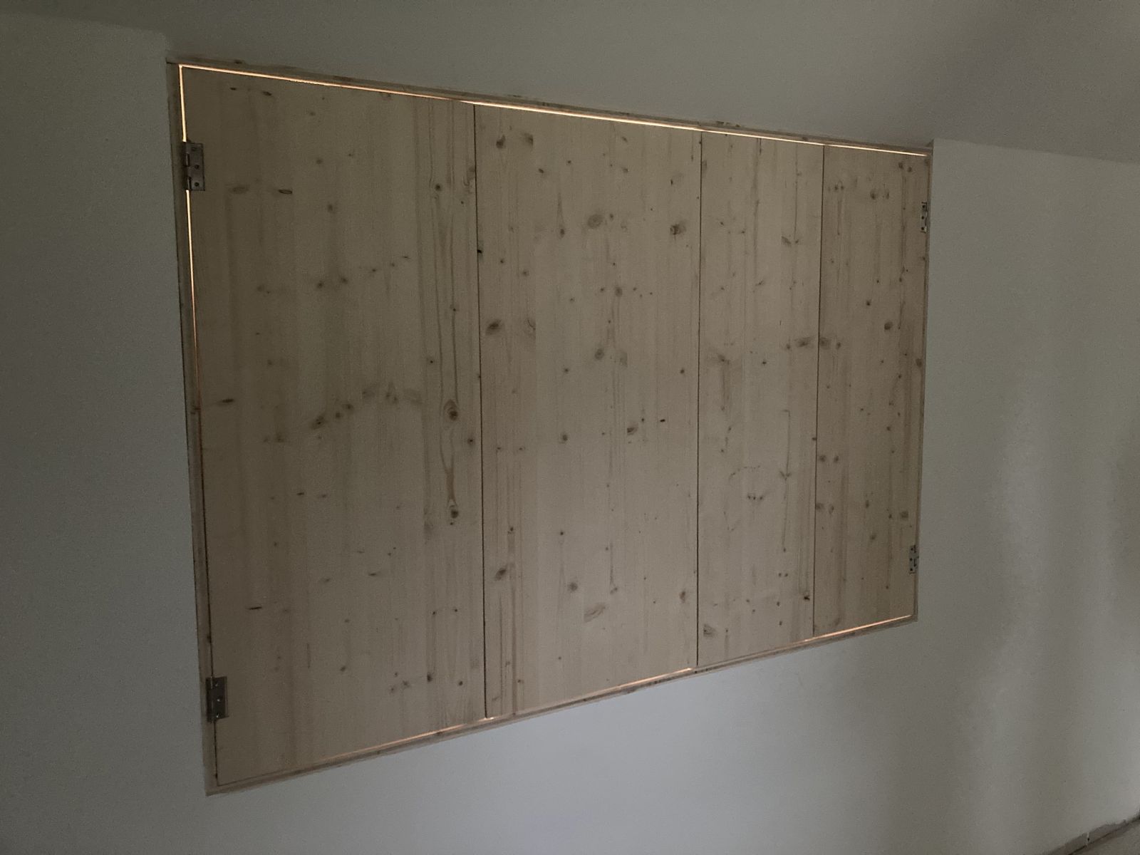 Menuiserie intérieure - volets en bois fermés